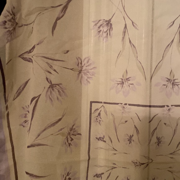 Express scarf. Lilac color with floral pattern. 19“ x 19“ excellent condition. - Picture 3 of 8